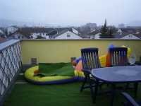 Bild 5: Die Dachterrasse, Blick nach Westen, die Befreiungshalle im Nebel...